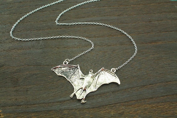 colar de prata antigo do dia das bruxas batman jóias inspiradas em vampiros R$50,00 FRETE GRATIS  CADASTRE-SE no SITE www.DUGEZZU.com.br e Boas Compras
