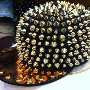 BONE QUENTE!! Hedgehog Punk Hiphop Unisex Hat Gold Spikes Spikey Studded Cap FRETE GRATIS